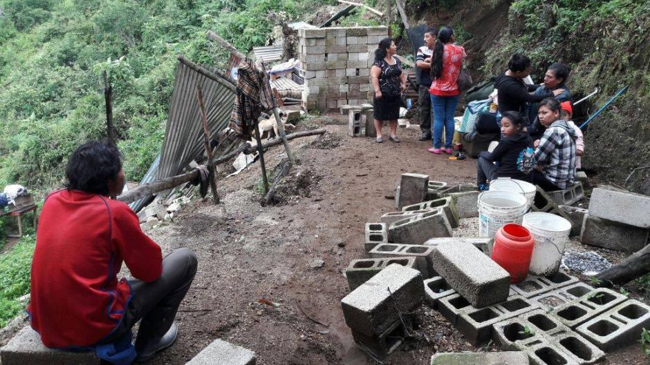 Los afectados en Mixco llegan en b&uacute;squeda de sus pertenencias. (Foto: Municipalidad de Mixco)