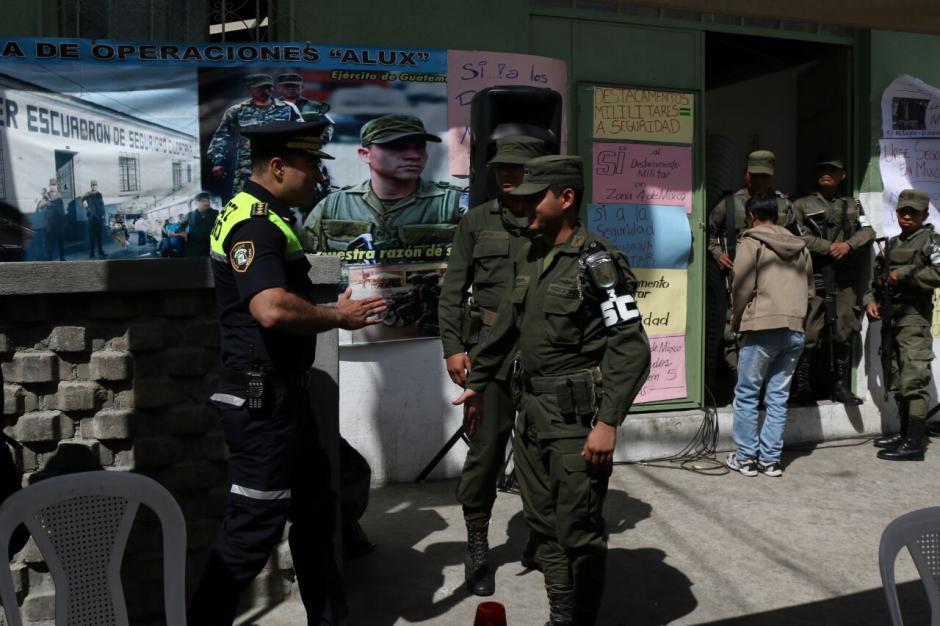 Elementos del destacamento en la zona 4 de Mixco se retiran. (Foto: Alejandro Balan/Soy502) 