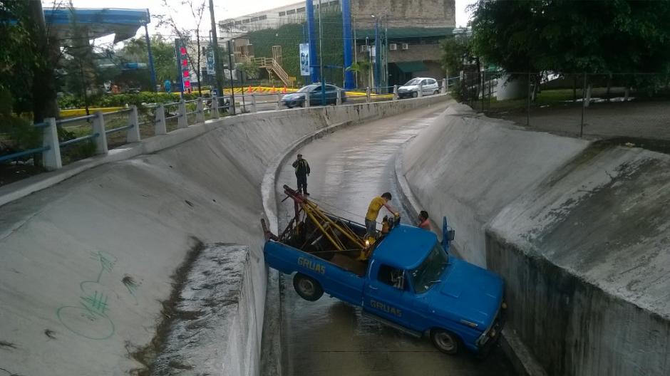Una gr&uacute;a cay&oacute; en el paso a desnivel que conduce de Pinares hacia Villa Deportiva en Mixco. (Foto: @WalterHermosilla)