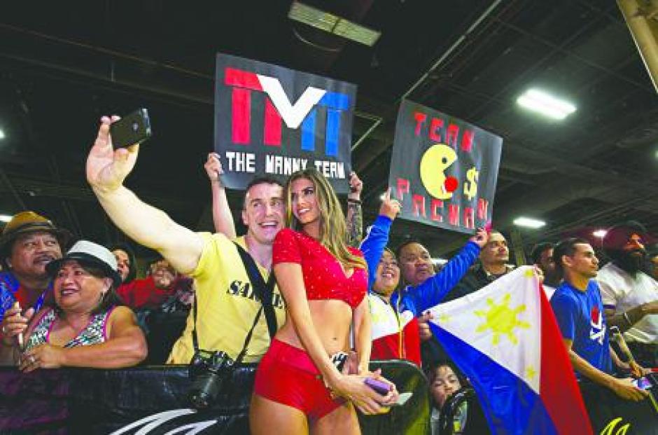 Los aficionados se tomaron "selfies" con las edecanes de la pelea. (Foto: Internet)&nbsp;