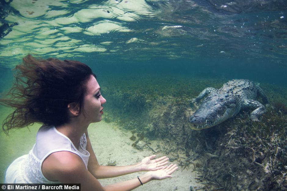 Modelo italiana cumple su peligroso sue&ntilde;o: posar junto a cocodrilos en su h&aacute;bitat. (Foto: Eli Martinez/Barcrotft Media)