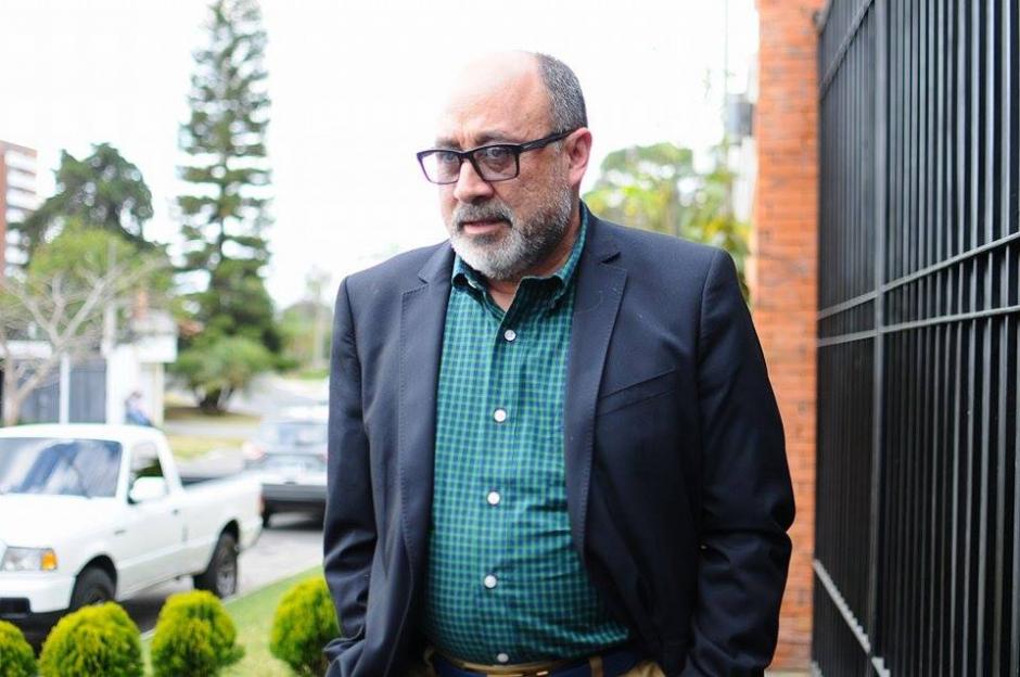 El abogado de Otto P&eacute;rez Molina, Mois&eacute;s Galindo lleg&oacute; tarde al allanamiento en casa de su defendido. (Foto: Alejandro Balan/Soy502)