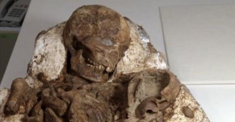 El hallazgo sorprendi&oacute; a los arque&oacute;logos por el detalle amoroso de la madre hacia su hijo. (Foto:&nbsp;El Huffington Post)