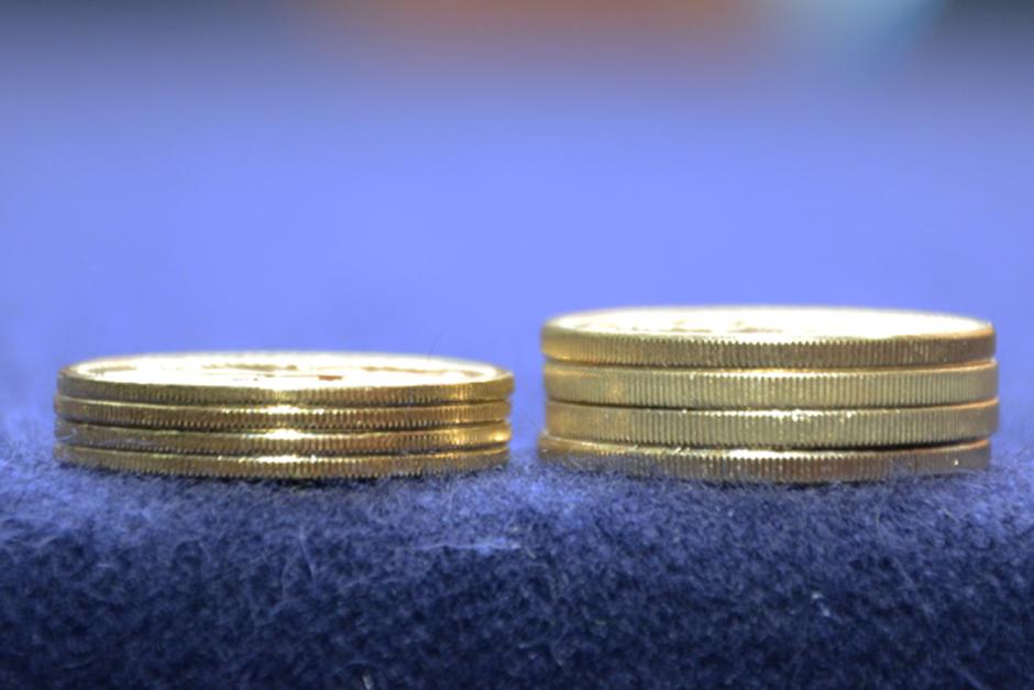 Las nuevas monedas de 1 quetzal (izquierda) son m&aacute;s delgadas y menos pesadas que las que circulan actualmente; estas se encuentran ya en el sistema financiero y comenzar&aacute;n a distribuirse lentamente en la poblaci&oacute;n. (Foto: Banguat)