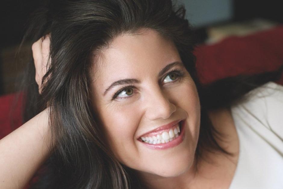 A sus 41 años, Lewinsky aún confiesa arrepentirse "profundamente de lo que sucedió entre el presidente Clinton y yo". (Foto: @MonicaLewinsky/Twitter)