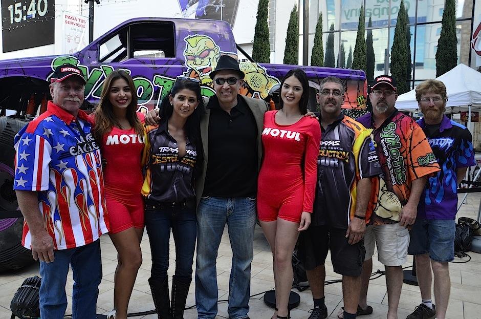 El crew del Monster Truck Destruction Tour invita a los guatemaltecos a asistir al show. (Foto: Selene Mej&iacute;a/Soy502)