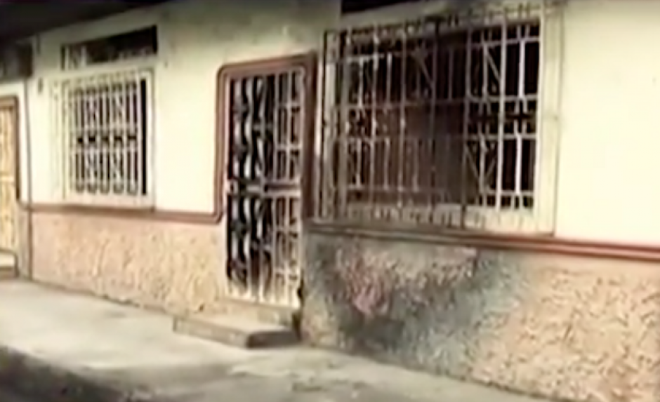 Vista de la fachada de la casa que fue afectada por el incendio que provoc&oacute; la enardecida mujer. (Foto: Captura de pantalla) 
