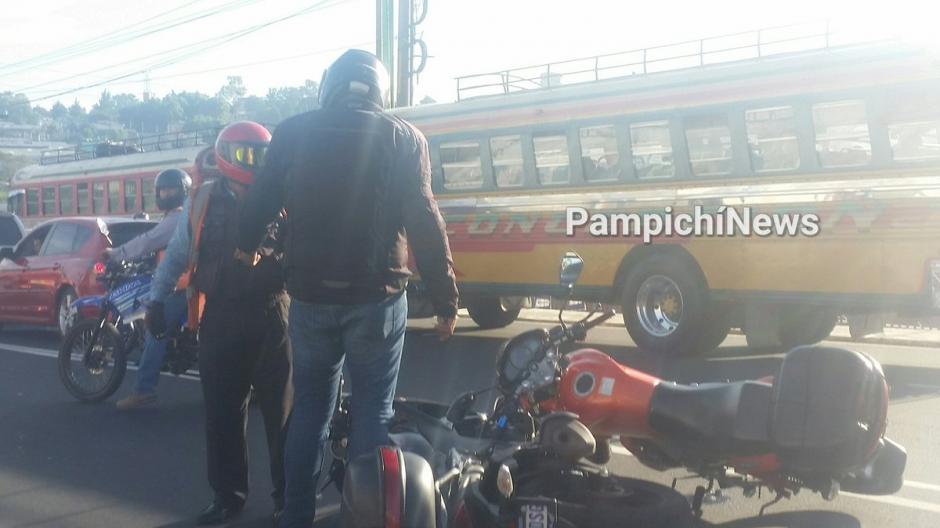 Dos motoristas se enfrentaron a golpes en medio del tr&aacute;nsito en la ruta al Pac&iacute;fico. (Foto: @@PampichiNews) 