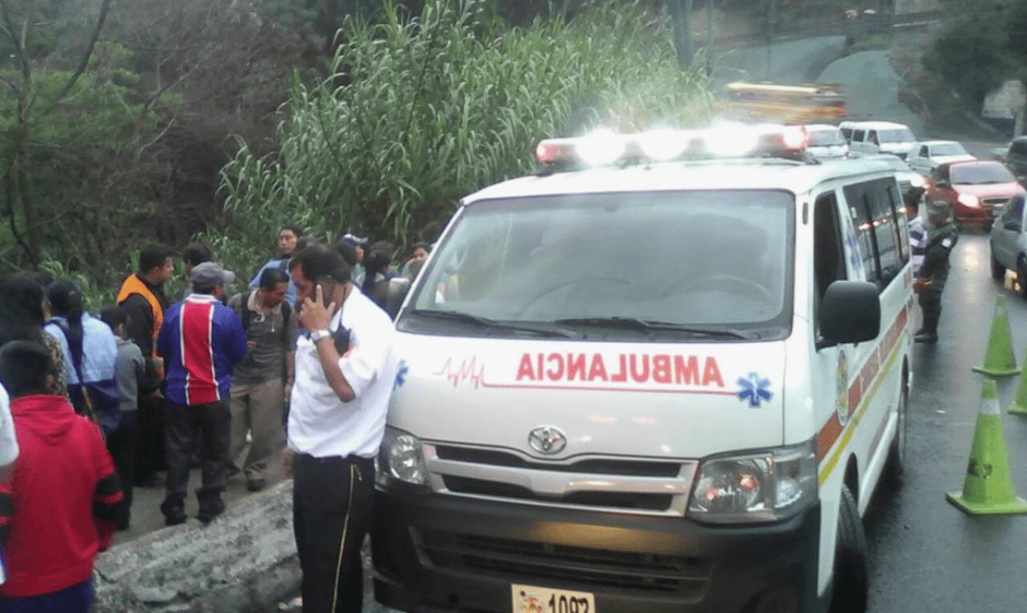 Quienes presenciaron el percance dicen que no pudieron rescatar al motorista. (Foto: Bomberos Voluntarios)