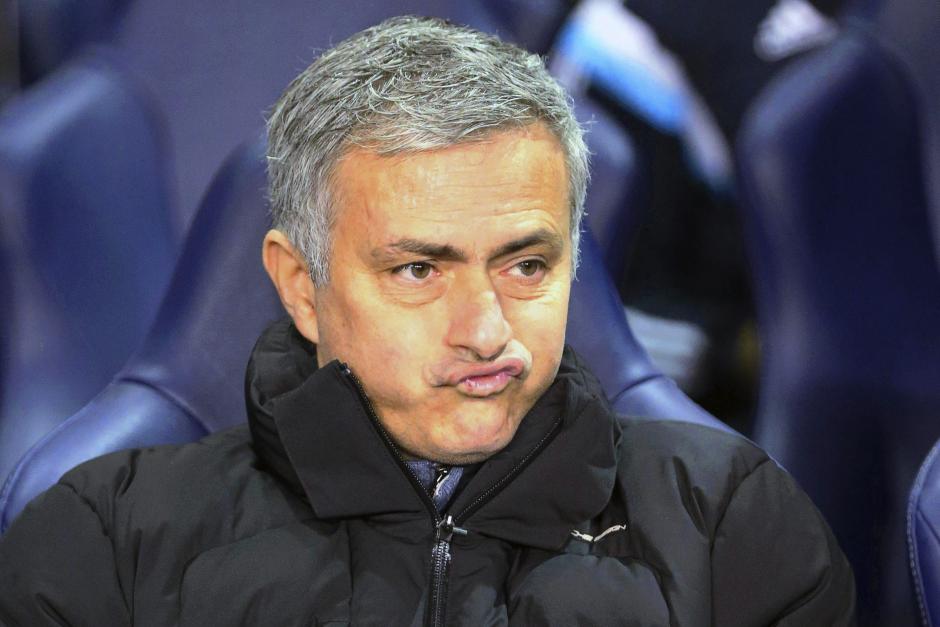 Jos&eacute; Mourinho, sentado en el banquillo, gesticula durante el encuentro del Chelsea contra el Tottenham, el cual perdi&oacute; 5-3. (Foto: Kieran Galvin/EFE)