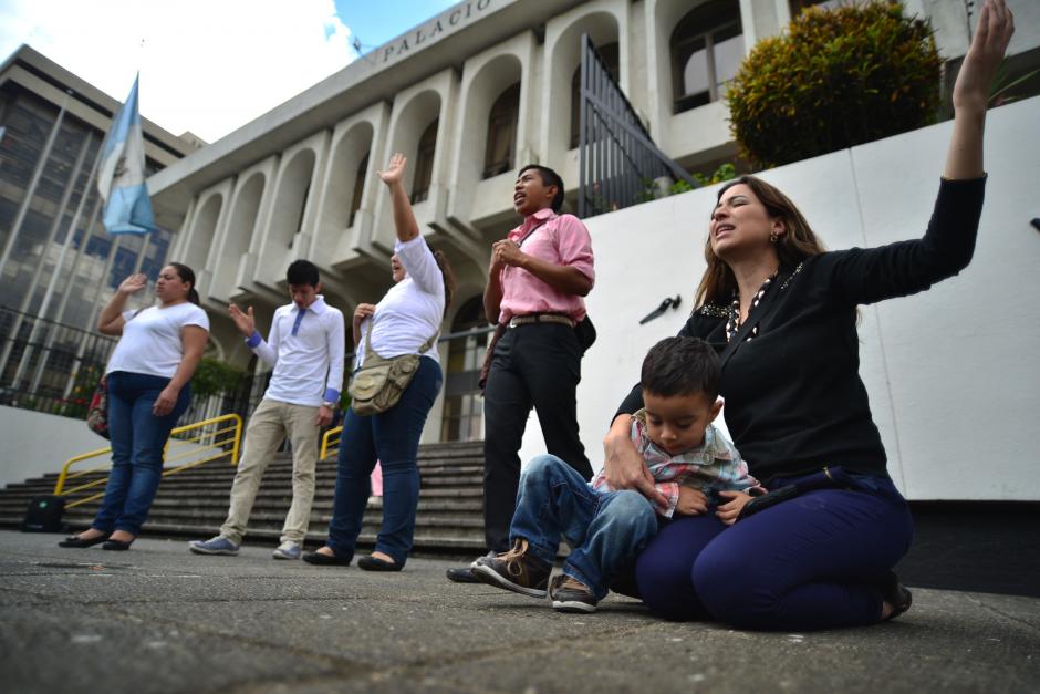 El movimiento Guate Ora, durante una jornada de oraciones frente a la Corte Suprema de Justicia (CSJ). (Foto: Wilder López/Soy502)