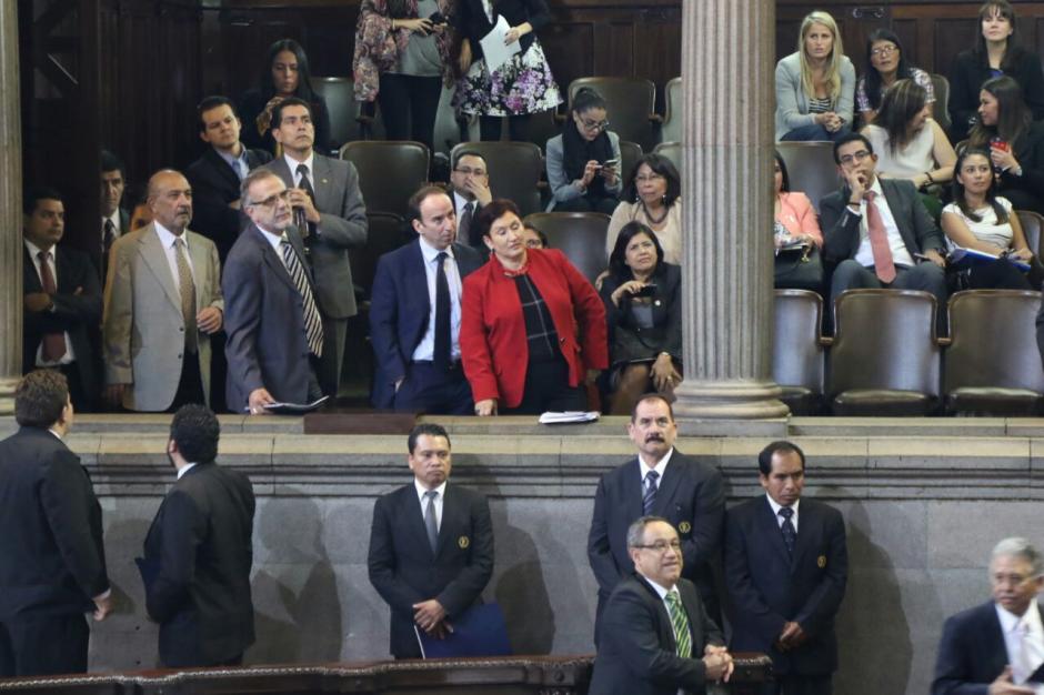 Los jefes del MP y la CICIG se pararon de sus asientos para ver la votaci&oacute;n de los diputados. (Foto: Alejandro Bal&aacute;n/Soy502)