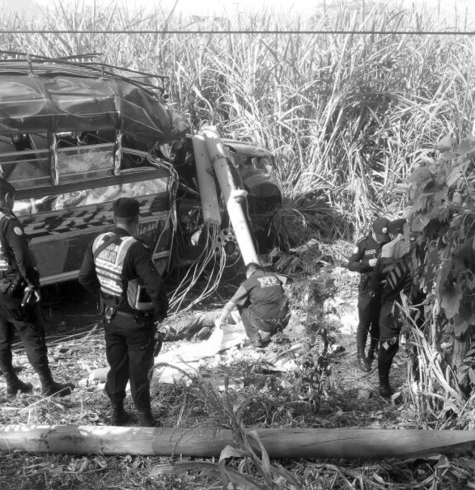 Un hombre fue localizado debajo del autob&uacute;s que se accident&oacute; en la ruta hacia el Pac&iacute;fico. (Foto: Departamento de Tr&aacute;nsito PNC)