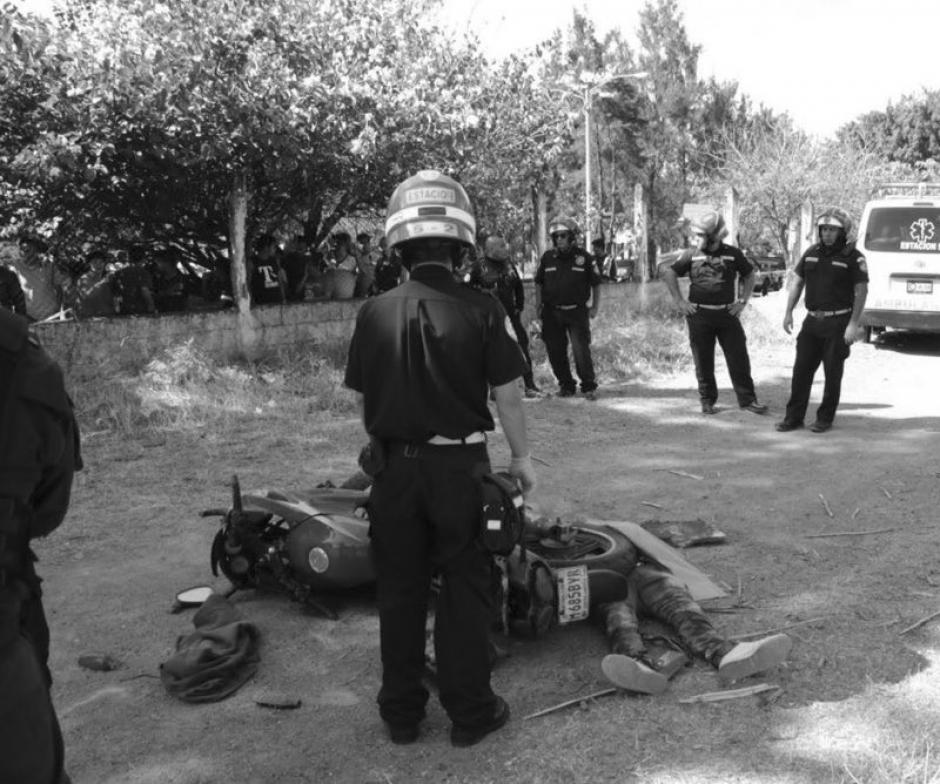 Un hombre de aproximadamente 20 a&ntilde;os, muri&oacute; durante un ataque armado ocurrido en los campos de la colonia Lourdes en la zona 17. (Foto: @bomberosmuni)