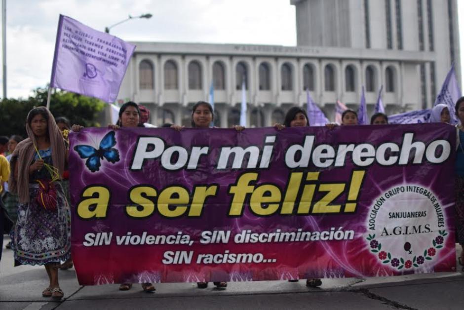 Mujeres de diferentes organizaciones y del interior del pa&iacute;s se concentraron frente a la CSJ para pedir fin a la violencia de g&eacute;nero. (Foto: Esteban Biba/Soy502)