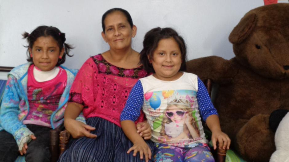 Lilian Navarro madre soltera con 6 hijas, lucha por la salud de una de ellas quien sufri&oacute; quemaduras. (Foto: Ana Garc&iacute;a/Soy502)