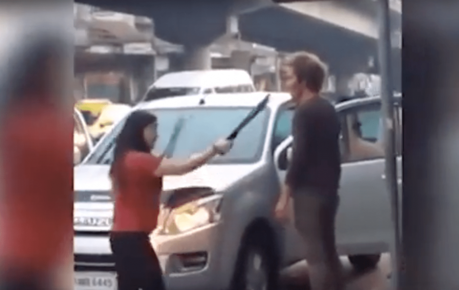 Tras sacar el machete, la mujer logr&oacute; su objetivo. (Foto: captura de pantalla/YouTube)