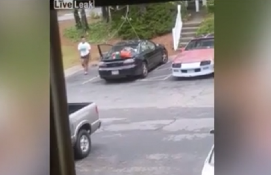 Una mujer descubre a su novio con otra persona. (Captura de pantalla: YouTube/Neovidz)