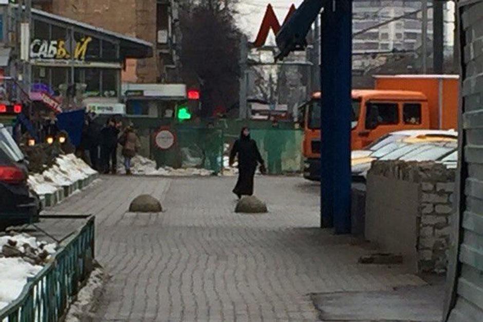 Una aterradora escena se vivi&oacute; en Mosc&uacute;, Rusia, pues una mujer vestida de negro se paseaba con la cabeza decapitada de una ni&ntilde;a. Posteriormente fue arrestada. (Foto: El Norte de Castilla)