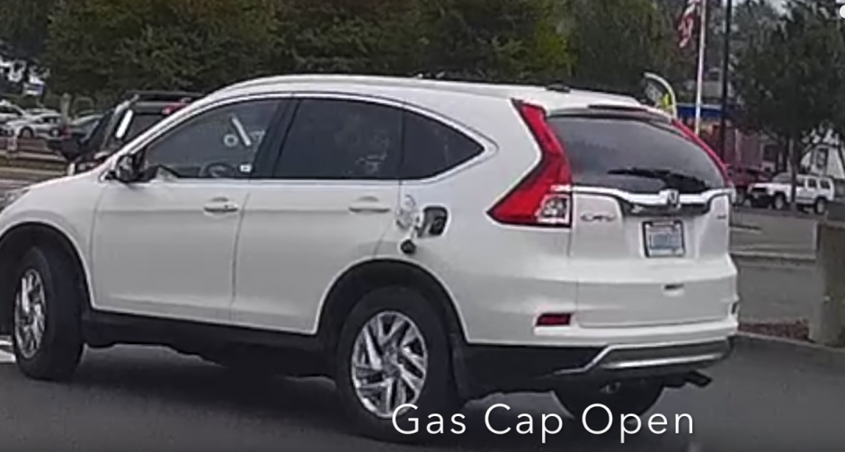 Una mujer circula en su carro con la tapadera de la gasolina abierta. (Captura de pantalla: KD Aerials/YouTube)