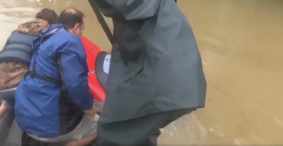 Los hombres buscan desesperadamente rescatar a la mujer. (Imagen: captura de pantalla)