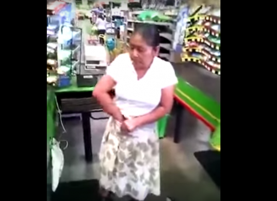 La mujer fue sorprendida cuando pretend&iacute;a sacar cajas de chicles bajo su falda. (Imagen: captura de YouTube)