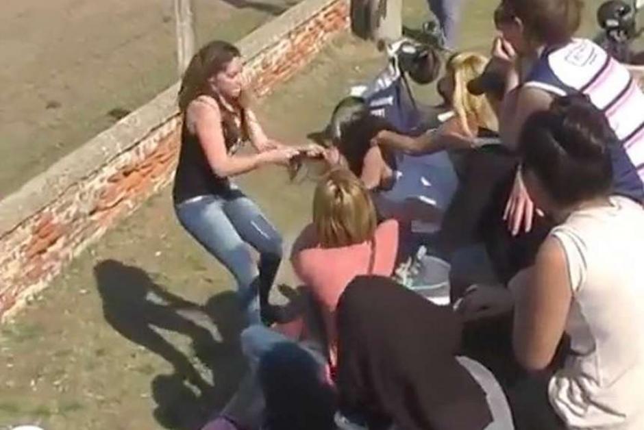 El l&iacute;o inici&oacute; con dos madres de familia que se agredieron. (Foto: Captura de imagen)