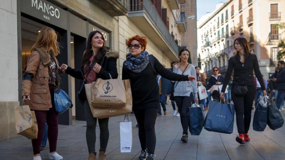 Los 10 hombres magnates de la industria de la moda acumulan fortunas de entre 68.2 y 7.2 billones de d&oacute;lares. (Foto: La Vanguardia)