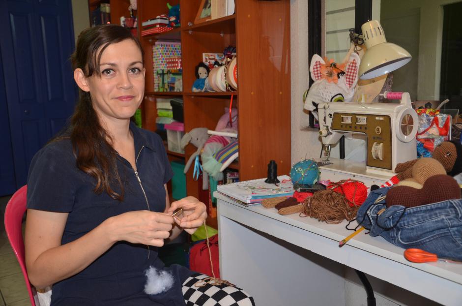 La actriz y bailarina contemporánea Tonibelle Che, ha iniciado el proyecto "Muñecas por una causa", con el fin de ayudar a mujeres privadas de libertad a tener ingresos para alimentar a sus hijos, que viven con ellas. (Foto: Selene Mejía/Soy502)&nbsp;