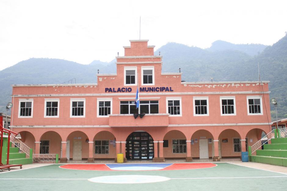 Pobladores de la Democracia, Huhuetenango, retuvieron este domingo a seis empleados de Energuate, intensificando así el problema de energía eléctrica que persiste en el área (Foto: Nuestro Diario)