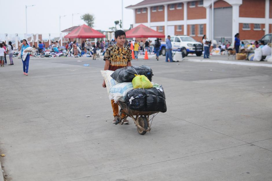 Los damnificados por la tragedia en El Cambray 2 recibieron ropa que fue donada por varios guatemaltecos. (Foto: Alejandro Bal&aacute;n/Soy502)