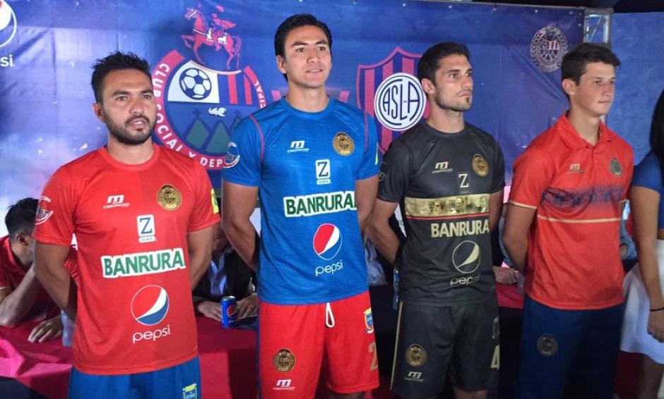  Kamiani F&eacute;lix, Luis Cardona, Dar&iacute;o Flores, y Nicholas Hagen presentan nueva indumentaria de Municipal.  (Foto: Soy502)