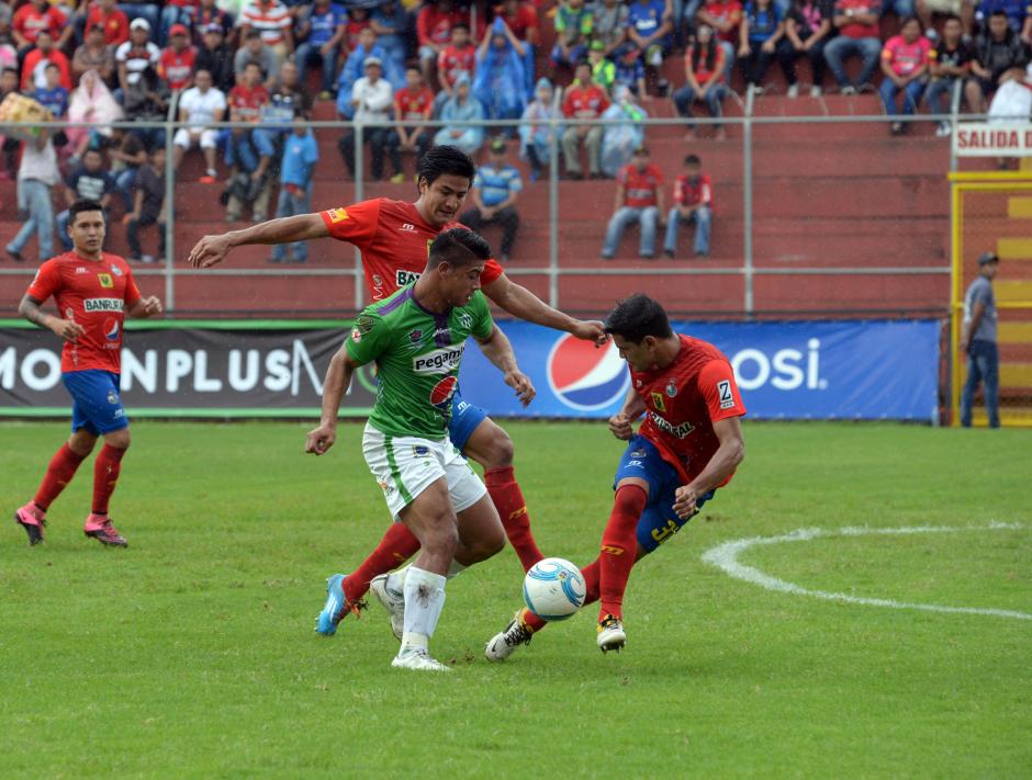 El volante Alejandro Galindo intenta quitarse la marca de Luis Cardona y el costarricense Keylor Soto, durante el primer tiempo del duelo entre Municipal y Antigua. (Foto: Diego Galiano/Nuestro Diario)