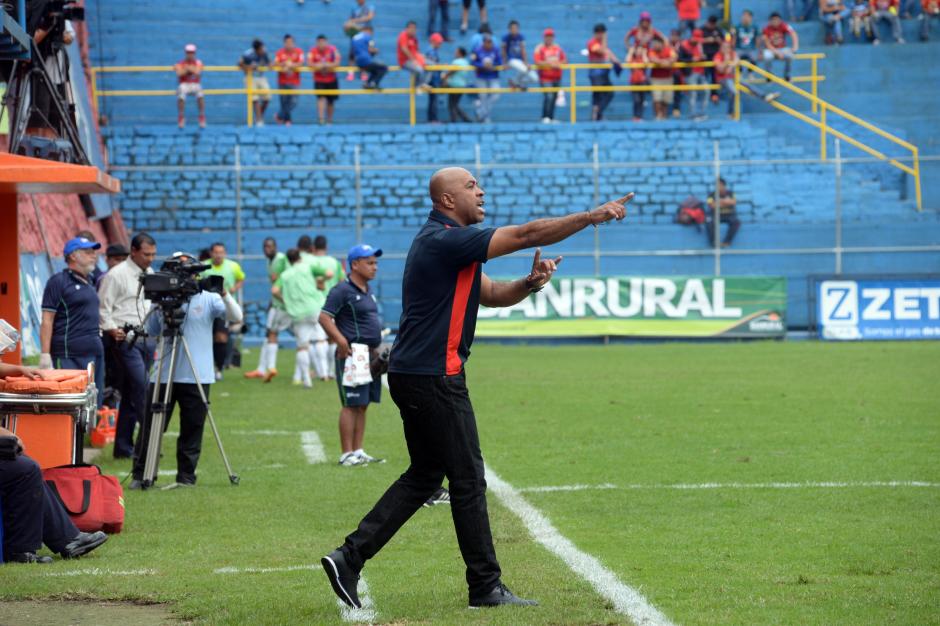 El tico Mauricio Wright, fue cesado de sus funciones como t&eacute;cnico de los Rojos.&nbsp;(Foto: Diego Galiano/Nuestro Diario)