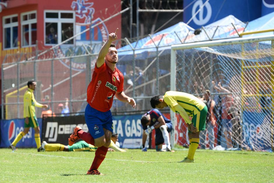 Henry L&oacute;pez ingres&oacute; de cambio y a los minutos anot&oacute; el gol de la victoria para Municipal. (Foto: Nuestro Diario)