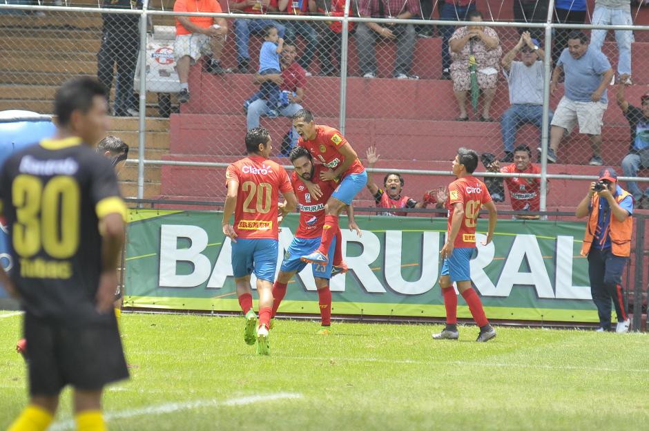 Los Rojos vencieron a Petapa 2-0 en el Estadio El Tr&eacute;bol. (Foto: Nuestro Diario)
