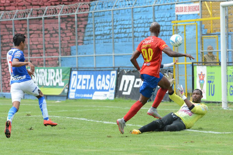 Johnny Woodly le levant&oacute; la pelota al belice&ntilde;o Shane Orio en el primero de Municipal, al final la victoria fue roja 3-2 sobre Suchi. (Foto: Salvador Revolorio/Nuestro Diario)