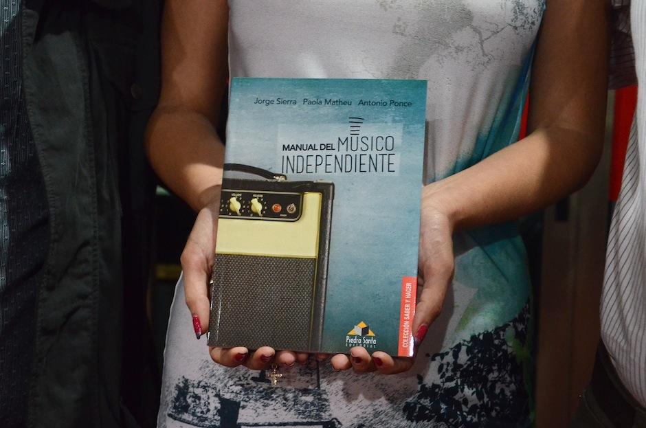 "El manual del músico independiente", es una guía práctica para adentrarse a la industria musical en Guatemala. (Foto: Selene Mejía/Soy502)&nbsp;