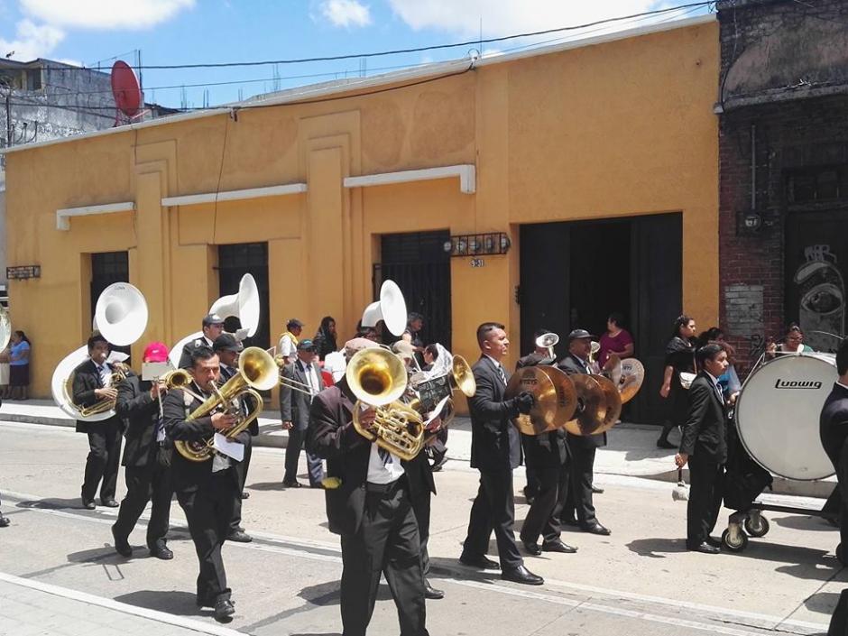 Los músicos guatemaltecos interpretan hasta 50 marchas fúnebres en cada cortejo. (Foto: Gustavo E. Méndez/Soy502)