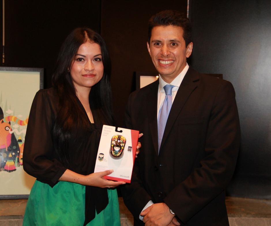 Muxxi junto a Erick Sosa, estratega en Tecnolog&iacute;a Corporativa de Microsoft.&nbsp;