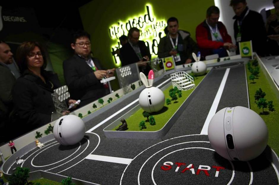 Periodistas utilizan la c&aacute;mara "Rolling Bott", una de las novedades de LG, durante un evento celebrado en Barcelona, un d&iacute;a antes de que arranque el Congreso Mundial de M&oacute;viles.(Foto: EFE)