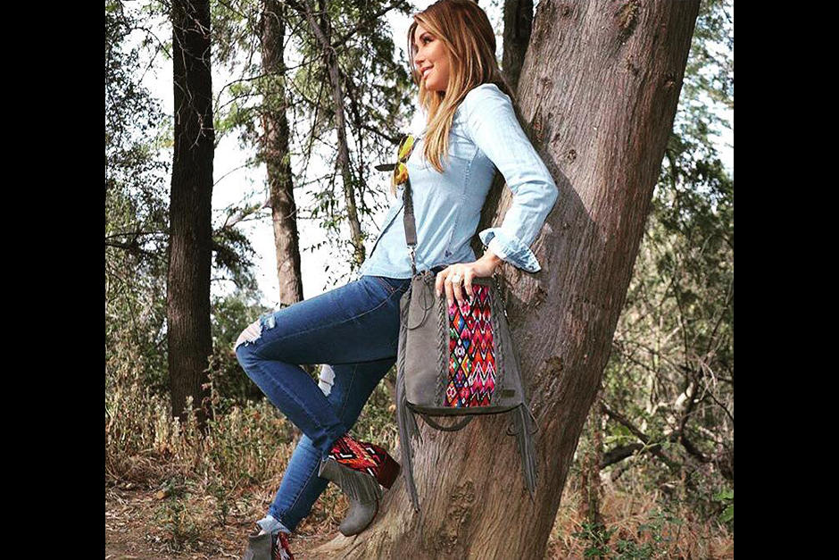 Myrka public&oacute; en sus redes sociales sus nuevas botas Nawal. (Foto: Facebook)