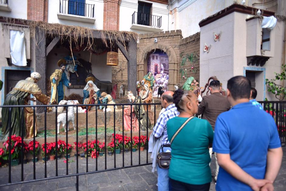 Fieles cat&oacute;licos visitaron el Nacimiento de la iglesia La Merced. (Foto: Jes&uacute;s Alfonso/Soy502)