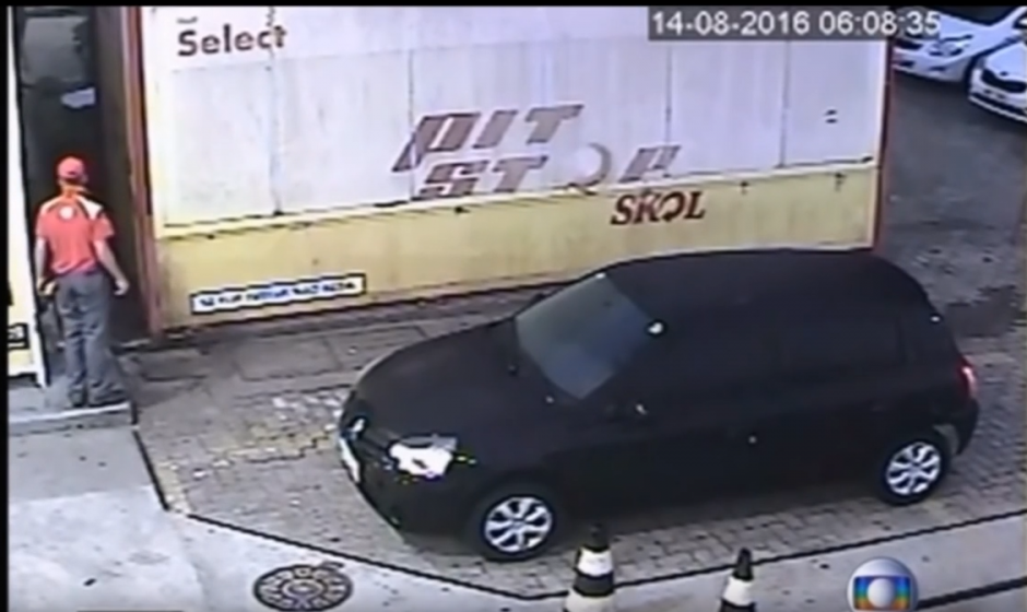 Las c&aacute;maras de seguridad de una gasolinera captaron los movimientos de los nadadores estadounidenses. (Captura de pantalla: Mini Planet/YouTube)