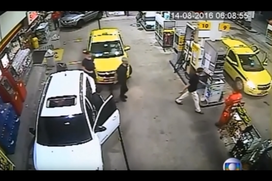 Los empleados los encararon para que se hicieras responsables por los da&ntilde;os.  (Captura de pantalla: Mini Planet/YouTube)