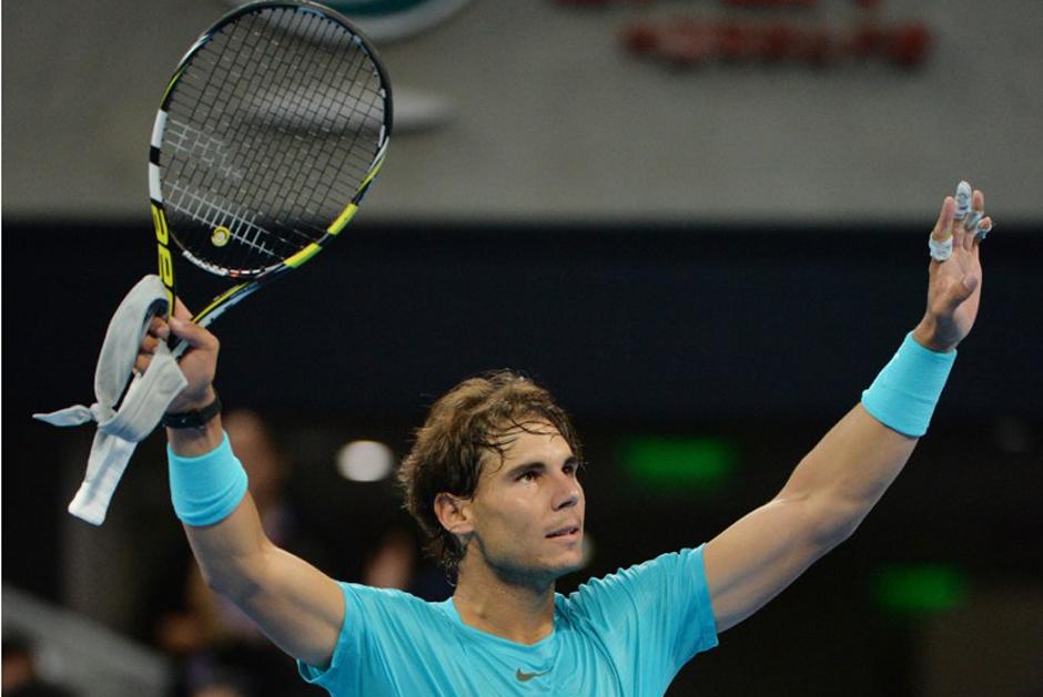 Rafael Nadal levanta los brazos al avanzar a semifinales del torneo de Pek&iacute;n. (AFP).