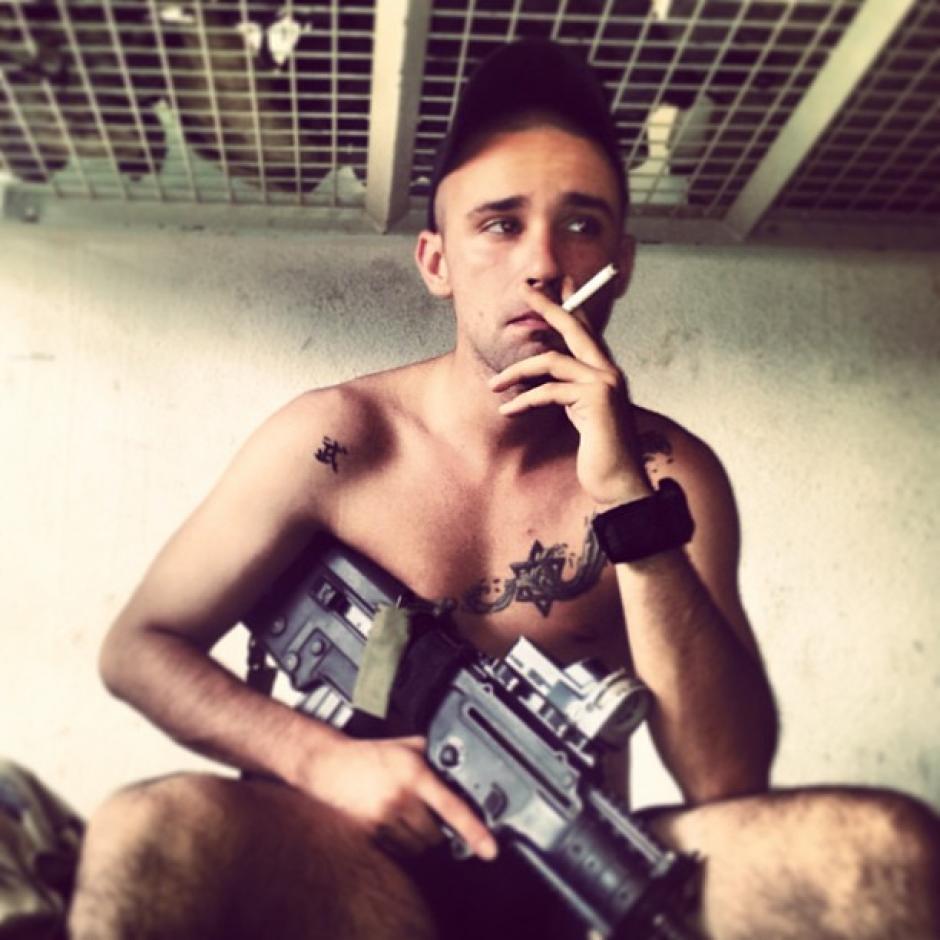 As&iacute; es como posa el soldado israel&iacute; Osher Mamam de 20 a&ntilde;os y miembro de la brigada Golani. (Foto: Osher Mamam/Facebook)