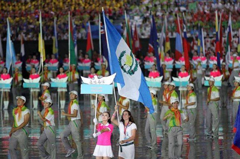 La abanderada guatemalteca, Isabel Brand, porta la bandera azul y blanco, a su ingreso a la ceremonia inaugural. (Foto: Juan Manuel Mijangos/ Comit&eacute; Ol&iacute;mpico Guatemalteco)