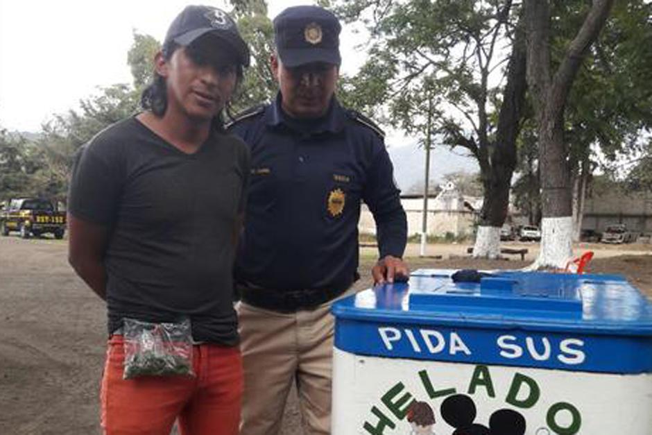 Antonio Abraham Tzampip Pérez, de 24 años, fue capturado por distribuir marihuana utilizando una carreta de helados como fachada. (Foto: Disetur Antigua Guatemala)&nbsp;