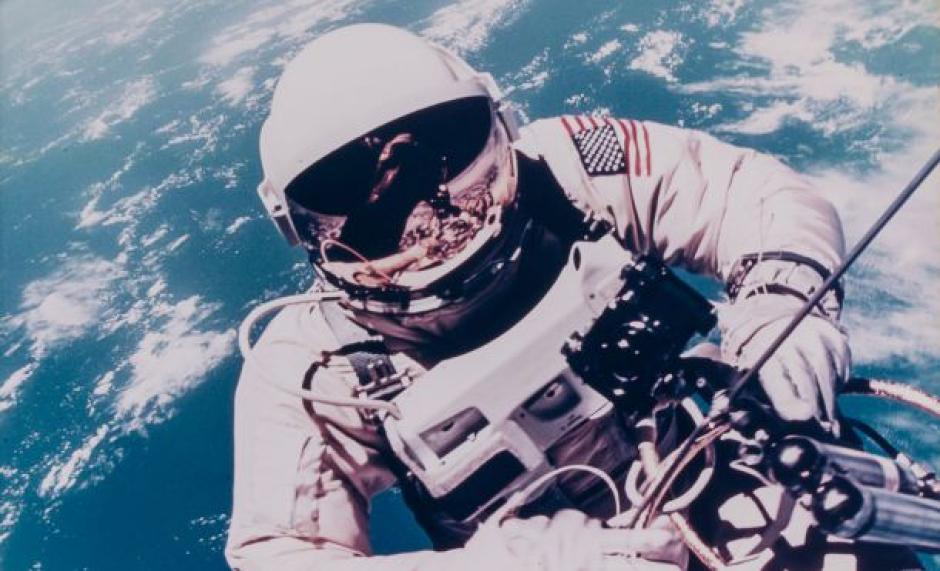 La casa de subastas londinense “Bloomsbury Auctions” pondrá a la venta “From the Earth to the Moon”, una colección con casi 700 fotos inéditas de la NASA.